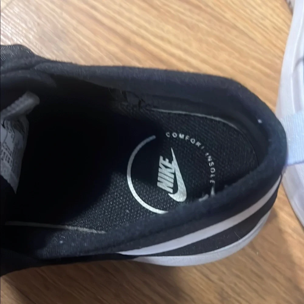 Womanss Black and White Sneakers